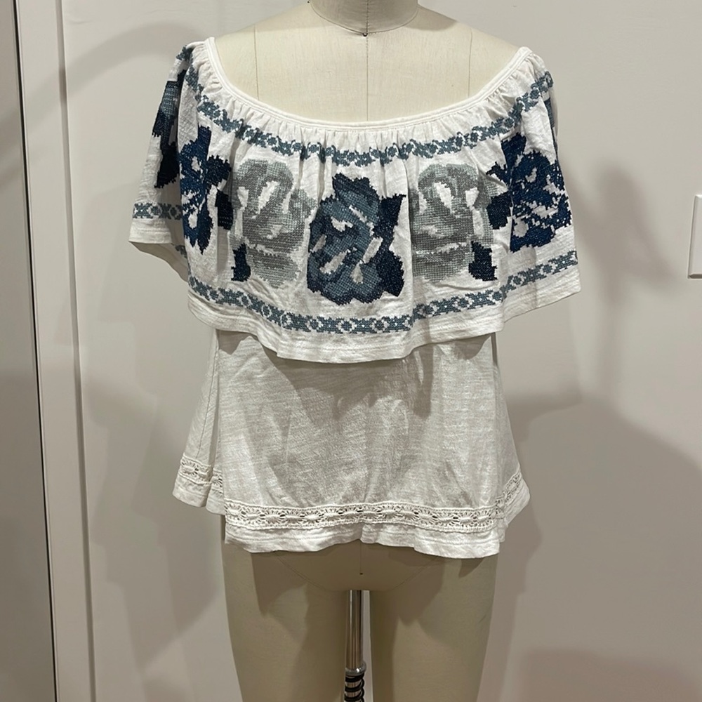 Free People / Off the shoulder / Embroidered Top / size XS